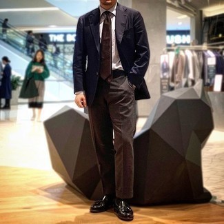 30 Jährige: Welche Businesshemden mit blauen Sakkos zu tragen – 500+ Elegante Herren Outfits: Kombinieren Sie ein blaues Sakko mit einem Businesshemd für einen stilvollen, eleganten Look. Schwarze Leder Slipper mit Quasten bringen Eleganz zu einem ansonsten schlichten Look.