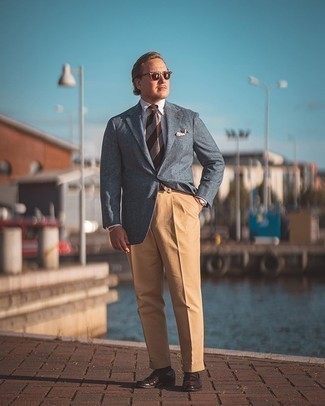 Blaues Wollsakko kombinieren – 399 Herren Outfits: Kombinieren Sie ein blaues Wollsakko mit einer beige Anzughose für einen stilvollen, eleganten Look. Dunkelbraune Leder Slipper sind eine perfekte Wahl, um dieses Outfit zu vervollständigen.