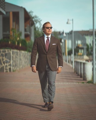 Dunkelrote Krawatte kombinieren – 500+ Herren Outfits: Tragen Sie ein dunkelbraunes Sakko und eine dunkelrote Krawatte für eine klassischen und verfeinerte Silhouette. Dunkelbraune Leder Slipper mit Quasten sind eine gute Wahl, um dieses Outfit zu vervollständigen.