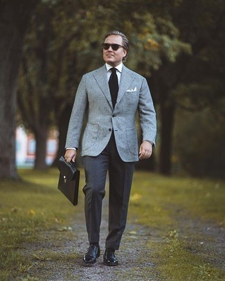 Graues Wollsakko kombinieren – 828+ Herren Outfits: Entscheiden Sie sich für ein graues Wollsakko und eine dunkelgraue Anzughose für einen stilvollen, eleganten Look. Dieses Outfit passt hervorragend zusammen mit schwarzen Leder Oxford Schuhen.
