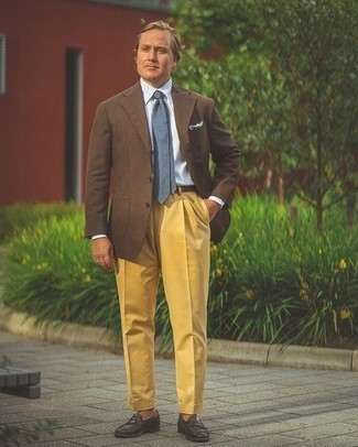 Senf Anzughose kombinieren – 45 Herren Outfits: Kombinieren Sie ein braunes Sakko mit einer senf Anzughose für eine klassischen und verfeinerte Silhouette. Ergänzen Sie Ihr Look mit dunkelbraunen Leder Slippern.