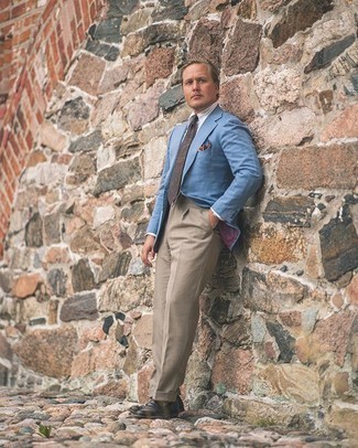 Welche Slipper mit hellbeige Anzughose zu tragen – 500+ Elegante Herren Outfits warm Wetter: Kombinieren Sie ein hellblaues Sakko mit einer hellbeige Anzughose, um vor Klasse und Perfektion zu strotzen. Slipper fügen sich nahtlos in einer Vielzahl von Outfits ein.