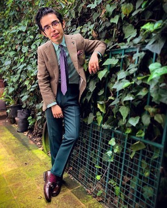 Mintgrünes Businesshemd kombinieren – 62 Elegante Herren Outfits: Vereinigen Sie ein mintgrünes Businesshemd mit einer dunkeltürkisen Anzughose für einen stilvollen, eleganten Look. Machen Sie diese Aufmachung leger mit dunkelroten Leder Slippern.