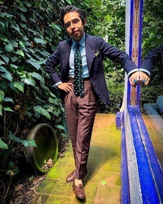 Dunkelgrüne Krawatte kombinieren – 845+ Herren Outfits: Erwägen Sie das Tragen von einem dunkelblauen Sakko und einer dunkelgrünen Krawatte, um vor Klasse und Perfektion zu strotzen. Fühlen Sie sich mutig? Entscheiden Sie sich für braunen geflochtenen Leder Slipper.