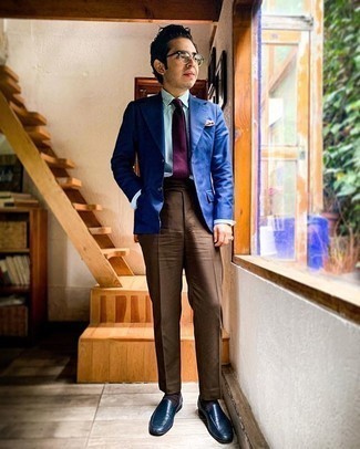 30 Jährige: Welche Sakkos mit dunkelbrauner Anzughose zu tragen – 500+ Herren Outfits: Kombinieren Sie ein Sakko mit einer dunkelbraunen Anzughose für eine klassischen und verfeinerte Silhouette. Ergänzen Sie Ihr Look mit dunkelblauen Leder Slippern.