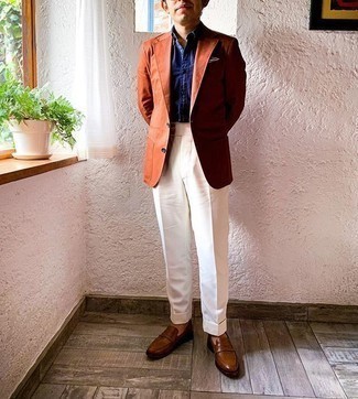 Wie dunkelbraune Leder Slipper mit braunen Sakkos zu kombinieren – 306 Herren Outfits: Kombinieren Sie ein braunes Sakko mit einer weißen Anzughose für eine klassischen und verfeinerte Silhouette. Komplettieren Sie Ihr Outfit mit dunkelbraunen Leder Slippern.