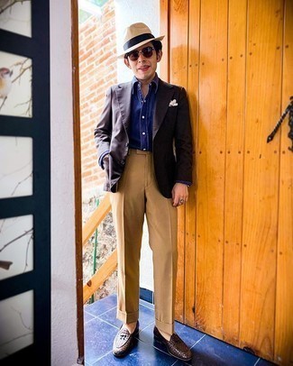 30 Jährige: Welche Slipper mit beige Anzughose zu tragen – 500+ Herren Outfits warm Wetter: Tragen Sie ein dunkelbraunes Sakko und eine beige Anzughose für einen stilvollen, eleganten Look. Vervollständigen Sie Ihr Look mit Slippern.
