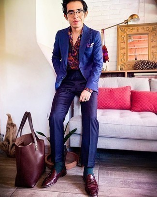 Welche Anzughosen mit dunkelroter Slipper mit Quasten zu tragen – 104 Herren Outfits: Entscheiden Sie sich für ein blaues Sakko und eine Anzughose für einen stilvollen, eleganten Look. Vervollständigen Sie Ihr Look mit dunkelroten Slippern mit Quasten.