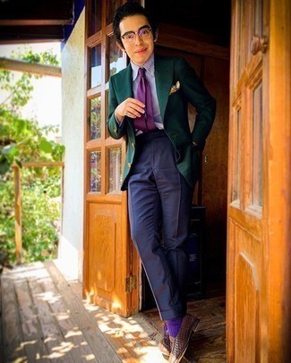 dunkelgrünes Sakko, weißes und dunkelblaues vertikal gestreiftes Businesshemd, dunkelblaue Anzughose, braune geflochtene Leder Slipper für Herren