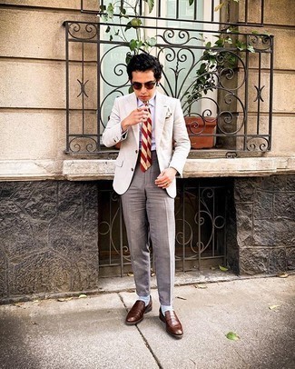30 Jährige: Braune Leder Slipper kombinieren – 500+ Elegante Sommer Herren Outfits: Paaren Sie ein hellbeige Sakko mit einer grauen Anzughose, um vor Klasse und Perfektion zu strotzen. Braune Leder Slipper sind eine kluge Wahl, um dieses Outfit zu vervollständigen. Der Look ist mega für den Sommer.