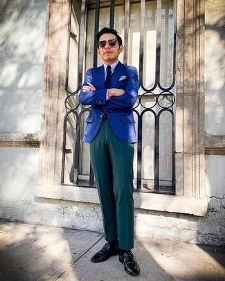 Wie dunkelblaues Sakko mit olivgrüner Anzughose zu kombinieren – 46 Herren Outfits: Vereinigen Sie ein dunkelblaues Sakko mit einer olivgrünen Anzughose für einen stilvollen, eleganten Look. Ergänzen Sie Ihr Look mit schwarzen Leder Slippern.