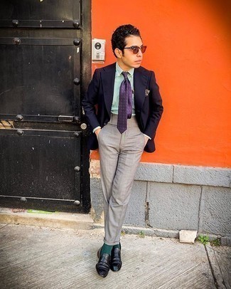 Mintgrünes Businesshemd kombinieren – 89 Herren Outfits: Tragen Sie ein mintgrünes Businesshemd und eine graue Anzughose für einen stilvollen, eleganten Look. Schwarze Leder Slipper verleihen einem klassischen Look eine neue Dimension.
