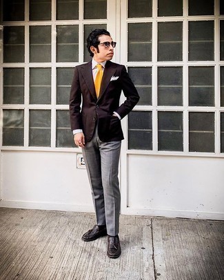 Dunkelbraunes Sakko kombinieren – 500+ Herren Outfits: Kombinieren Sie ein dunkelbraunes Sakko mit einer grauen Anzughose, um vor Klasse und Perfektion zu strotzen. Komplettieren Sie Ihr Outfit mit dunkelbraunen Leder Slippern mit Quasten.