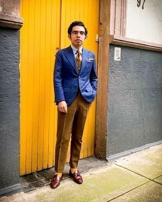 Rotbraune Krawatte kombinieren – 500+ Herren Outfits: Kombinieren Sie ein blaues Sakko mit einer rotbraunen Krawatte, um vor Klasse und Perfektion zu strotzen. Komplettieren Sie Ihr Outfit mit dunkelroten Leder Slippern mit Quasten.