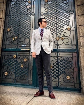 Welche Slipper mit Quasten mit grauer Anzughose zu tragen – 500+ Herren Outfits: Kombinieren Sie ein hellbeige Sakko mit Schottenmuster mit einer grauen Anzughose, um vor Klasse und Perfektion zu strotzen. Slipper mit Quasten sind eine perfekte Wahl, um dieses Outfit zu vervollständigen.