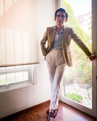 Welche Slipper mit hellbeige Anzughose zu tragen – 500+ Herren Outfits: Kombinieren Sie ein beige Sakko mit einer hellbeige Anzughose für eine klassischen und verfeinerte Silhouette. Slipper sind eine großartige Wahl, um dieses Outfit zu vervollständigen.
