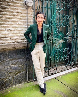 Dunkelgrünes Sakko kombinieren – 500+ Herren Outfits: Tragen Sie ein dunkelgrünes Sakko und eine hellbeige Anzughose für eine klassischen und verfeinerte Silhouette. Dunkelblaue Samt Slipper sind eine perfekte Wahl, um dieses Outfit zu vervollständigen.