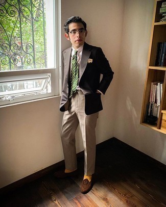 Grüne Krawatte kombinieren – 125 Herren Outfits: Kombinieren Sie ein dunkelbraunes Sakko mit einer grünen Krawatte für einen stilvollen, eleganten Look. Wenn Sie nicht durch und durch formal auftreten möchten, entscheiden Sie sich für braunen Wildleder Slipper.