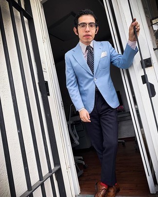 Gepunktete Krawatte kombinieren – 500+ Herren Outfits: Entscheiden Sie sich für einen klassischen Stil in einem hellblauen Sakko und einer gepunkteten Krawatte. Braune Leder Brogues sind eine perfekte Wahl, um dieses Outfit zu vervollständigen.