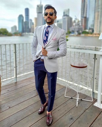 Dunkelblaue Krawatte mit Blumenmuster kombinieren – 88 Herren Outfits: Kombinieren Sie ein graues Sakko mit einer dunkelblauen Krawatte mit Blumenmuster für eine klassischen und verfeinerte Silhouette. Dunkelrote Leder Slipper sind eine perfekte Wahl, um dieses Outfit zu vervollständigen.