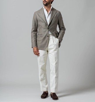 30 Jährige: Wie graues Sakko mit weißer Anzughose zu kombinieren – 67 Herren Outfits: Vereinigen Sie ein graues Sakko mit einer weißen Anzughose für eine klassischen und verfeinerte Silhouette. Komplettieren Sie Ihr Outfit mit dunkelbraunen Wildleder Slippern.
