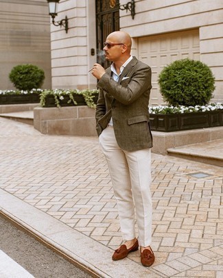 Dunkeltürkises Sakko kombinieren – 500+ Herren Outfits: Entscheiden Sie sich für einen klassischen Stil in einem dunkeltürkisen Sakko und einer weißen Anzughose. Ergänzen Sie Ihr Look mit braunen Wildleder Slippern mit Quasten.