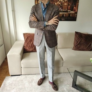 Welche Businesshemden mit braunen Sakkos zu tragen – 500+ Herren Outfits: Kombinieren Sie ein braunes Sakko mit einem Businesshemd für einen stilvollen, eleganten Look. Putzen Sie Ihr Outfit mit braunen Wildleder Slippern mit Quasten.
