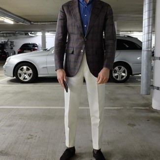 Dunkelbraunes Sakko kombinieren – 500+ Herren Outfits: Tragen Sie ein dunkelbraunes Sakko und eine weiße Anzughose für eine klassischen und verfeinerte Silhouette. Ergänzen Sie Ihr Look mit dunkelbraunen Wildleder Slippern.