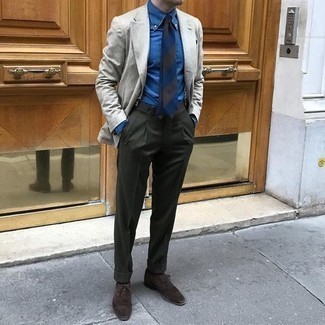 Blaues Chambray Businesshemd kombinieren – 437 Herren Outfits: Paaren Sie ein blaues Chambray Businesshemd mit einer dunkelgrünen Anzughose für eine klassischen und verfeinerte Silhouette. Vervollständigen Sie Ihr Look mit dunkelbraunen Wildleder Oxford Schuhen.