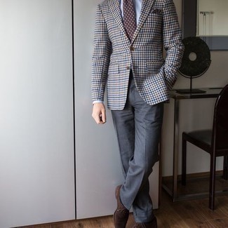 Mehrfarbiges Sakko mit Vichy-Muster kombinieren – 17 Herren Outfits: Kombinieren Sie ein mehrfarbiges Sakko mit Vichy-Muster mit einer dunkelgrauen Anzughose für einen stilvollen, eleganten Look. Setzen Sie bei den Schuhen auf die klassische Variante mit braunen Wildleder Oxford Schuhen.