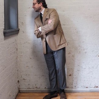 40 Jährige: Wie graue Anzughose mit beige Sakkos zu kombinieren – 19 Herren Outfits: Kombinieren Sie ein beige Sakko mit einer grauen Anzughose für eine klassischen und verfeinerte Silhouette. Braune Wildleder Slipper mit Quasten sind eine ideale Wahl, um dieses Outfit zu vervollständigen.