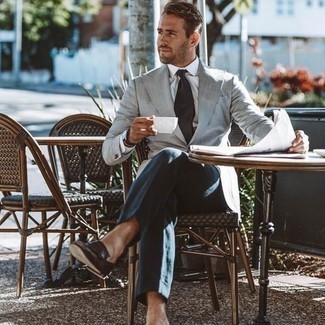 Graues Sakko kombinieren – 500+ Elegante Herren Outfits warm Wetter: Kombinieren Sie ein graues Sakko mit einer dunkeltürkisen Anzughose für einen stilvollen, eleganten Look. Vervollständigen Sie Ihr Look mit dunkelbraunen Leder Slippern.
