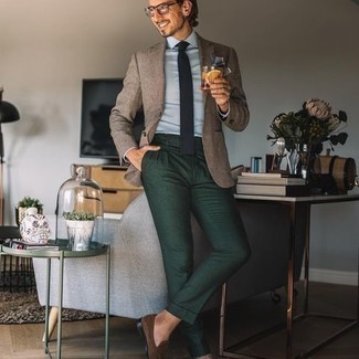 Welche Slipper mit beige Sakkos zu tragen – 500+ Herren Outfits: Kombinieren Sie ein beige Sakko mit einer dunkelgrünen Anzughose, um vor Klasse und Perfektion zu strotzen. Slipper sind eine perfekte Wahl, um dieses Outfit zu vervollständigen.
