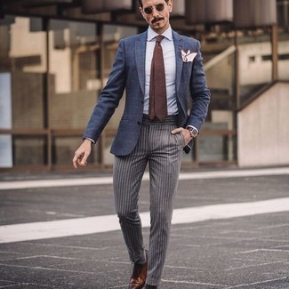 Graue vertikal gestreifte Anzughose kombinieren – 77 Herren Outfits: Kombinieren Sie ein blaues Sakko mit Karomuster mit einer grauen vertikal gestreiften Anzughose für einen stilvollen, eleganten Look. Machen Sie Ihr Outfit mit braunen Leder Oxford Schuhen eleganter.