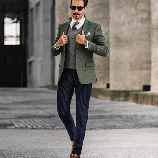 Dunkelblaue vertikal gestreifte Anzughose kombinieren – 101 Herren Outfits: Kombinieren Sie ein dunkelgrünes Sakko mit einer dunkelblauen vertikal gestreiften Anzughose für eine klassischen und verfeinerte Silhouette. Braune Doppelmonks aus Leder sind eine ideale Wahl, um dieses Outfit zu vervollständigen.