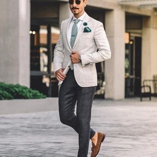 Dunkelgrünes bedrucktes Einstecktuch kombinieren – 129 Herren Outfits: Kombinieren Sie ein graues Sakko mit einem dunkelgrünen bedruckten Einstecktuch für einen entspannten Wochenend-Look. Fühlen Sie sich mutig? Komplettieren Sie Ihr Outfit mit braunen Wildleder Slippern mit Quasten.