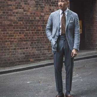 30 Jährige: Braune Krawatte kombinieren – 500+ Herren Outfits warm Wetter: Kombinieren Sie ein hellblaues Sakko mit einer braunen Krawatte für einen stilvollen, eleganten Look. Dunkelbraune Leder Slipper mit Quasten fügen sich nahtlos in einer Vielzahl von Outfits ein.