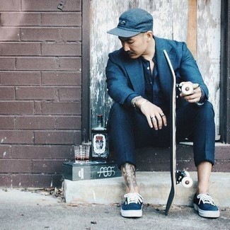 Welche niedrige Sneakers mit dunkelblauen Sakkos zu tragen – 311 Sommer Herren Outfits: Geben Sie den bestmöglichen Look ab in einem dunkelblauen Sakko und einer dunkelblauen Anzughose. Wenn Sie nicht durch und durch formal auftreten möchten, entscheiden Sie sich für niedrige Sneakers. Nicht jedermanns Sache aber stylich und toll an Sommerabenden.