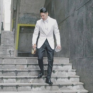 weißes Sakko, weißes Businesshemd, dunkelgraue Anzughose, schwarze Leder Oxford Schuhe für Herren