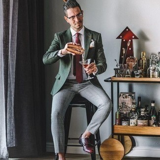 Wie dunkelgrünes Sakko mit dunkelgrauer Anzughose zu kombinieren – 119 Herren Outfits: Kombinieren Sie ein dunkelgrünes Sakko mit einer dunkelgrauen Anzughose für einen stilvollen, eleganten Look. Komplettieren Sie Ihr Outfit mit dunkelroten Doppelmonks aus Leder.