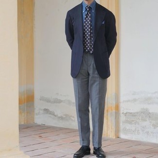 Wie dunkelblaues Sakko mit grauer Anzughose zu kombinieren – 725+ Herren Outfits: Tragen Sie ein dunkelblaues Sakko und eine graue Anzughose für eine klassischen und verfeinerte Silhouette. Schwarze Leder Slipper sind eine kluge Wahl, um dieses Outfit zu vervollständigen.