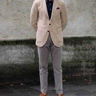 Hellbeige Sakko kombinieren – 714+ Elegante Herren Outfits: Machen Sie sich mit einem hellbeige Sakko und einer grauen Anzughose einen verfeinerten, eleganten Stil zu Nutze. Ergänzen Sie Ihr Look mit braunen Wildleder Slippern.