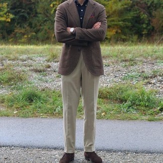 Welche Chukka-Stiefel mit dunkelbraunen Sakkos zu tragen – 73 Herbst Herren Outfits: Kombinieren Sie ein dunkelbraunes Sakko mit einer hellbeige Anzughose für eine klassischen und verfeinerte Silhouette. Fühlen Sie sich ideenreich? Entscheiden Sie sich für Chukka-Stiefel. Dieses Outfit ist perfekt für den Herbst geeignet.