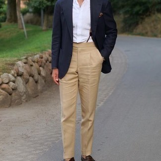 Welche Slipper mit beige Anzughose zu tragen – 500+ Elegante Herren Outfits: Kombinieren Sie ein dunkelblaues Sakko mit einer beige Anzughose für eine klassischen und verfeinerte Silhouette. Slipper sind eine gute Wahl, um dieses Outfit zu vervollständigen.