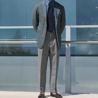 Welche Businesshemden mit grauer Anzughose zu tragen – 500+ Herren Outfits: Tragen Sie ein Businesshemd und eine graue Anzughose für eine klassischen und verfeinerte Silhouette. Fühlen Sie sich ideenreich? Vervollständigen Sie Ihr Outfit mit dunkelbraunen Wildleder Slippern mit Quasten.