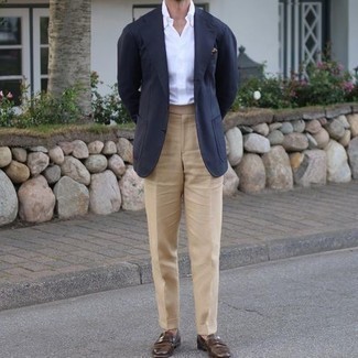 Dunkelblaues Sakko kombinieren – 1200+ Sommer Herren Outfits: Entscheiden Sie sich für einen klassischen Stil in einem dunkelblauen Sakko und einer hellbeige Anzughose. Ergänzen Sie Ihr Look mit dunkelbraunen Leder Slippern. Das Outfit ist einfach mega für den Sommer.