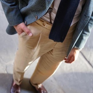 30 Jährige: Wie hellbeige Anzughose mit dunkelbrauner Leder Slipper zu kombinieren – 223 Herren Outfits: Entscheiden Sie sich für ein blaues Sakko und eine hellbeige Anzughose für einen stilvollen, eleganten Look. Dunkelbraune Leder Slipper sind eine perfekte Wahl, um dieses Outfit zu vervollständigen.