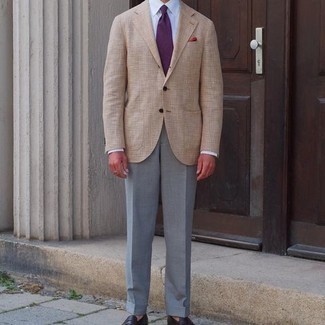 Dunkellila Krawatte kombinieren – 315 Elegante Herren Outfits warm Wetter: Geben Sie den bestmöglichen Look ab in einem beige Sakko und einer dunkellila Krawatte. Wenn Sie nicht durch und durch formal auftreten möchten, entscheiden Sie sich für dunkelbraunen Leder Slipper.