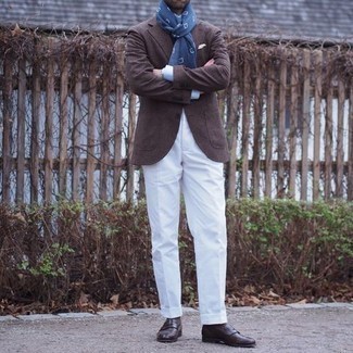 Dunkelbraunes Sakko kombinieren – 500+ Herren Outfits: Entscheiden Sie sich für ein dunkelbraunes Sakko und eine weiße Anzughose, um vor Klasse und Perfektion zu strotzen. Dunkelbraune Leder Slipper sind eine großartige Wahl, um dieses Outfit zu vervollständigen.