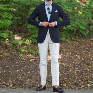 Wie weiße Anzughose mit brauner Leder Slipper zu kombinieren – 148 Herren Outfits: Kombinieren Sie ein dunkelblaues Sakko mit einer weißen Anzughose, um vor Klasse und Perfektion zu strotzen. Vervollständigen Sie Ihr Look mit braunen Leder Slippern.